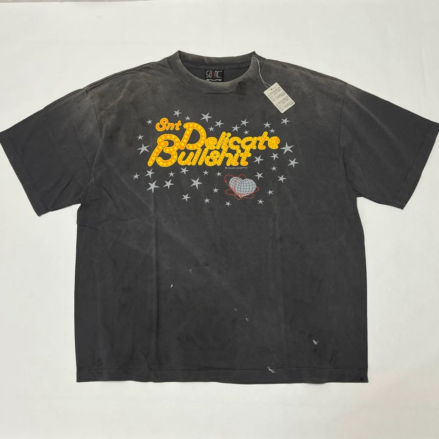 SAINT Mxxxxxx DELICATE BULLSHIT SS TEE/BLK Star Neon Slogan Printed TEE Washed Black S-XL New Vintage Washed and Distressed Ceiling! Loyal to the original version. Main mark and wash mark are matched. Tube-woven fabric without side seams. Non-open width version. Authentic level printing restoration proofing. Top purchasing agent level.